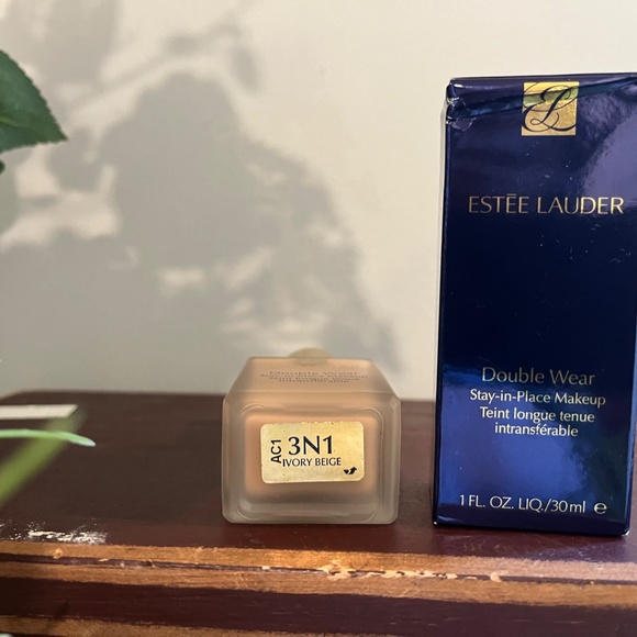 Estee Lauder Double Wear Stay In Place Makeup - Picture 13 of 14